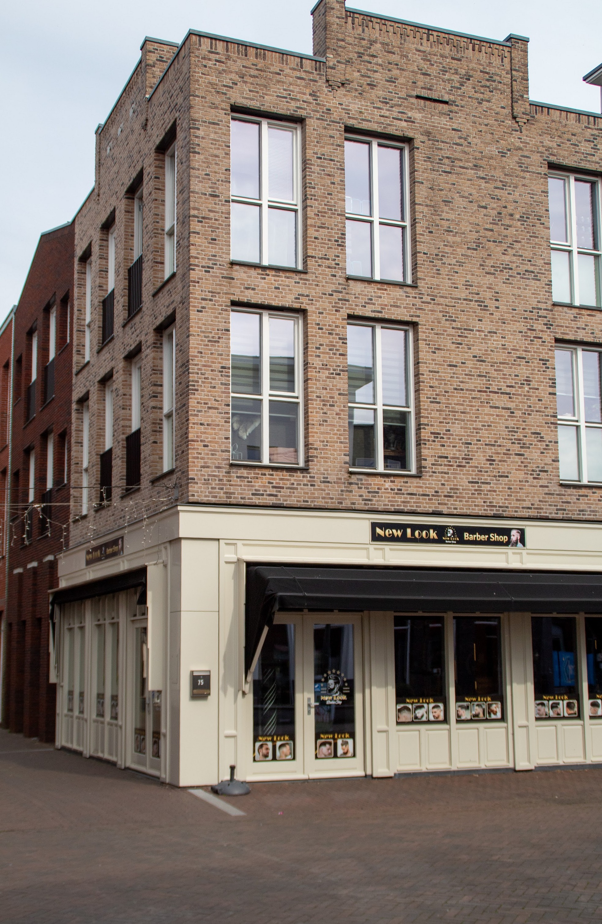 Het hoekpand aan de Nieuwe Es met de winkelpui van New Look op de begane grond