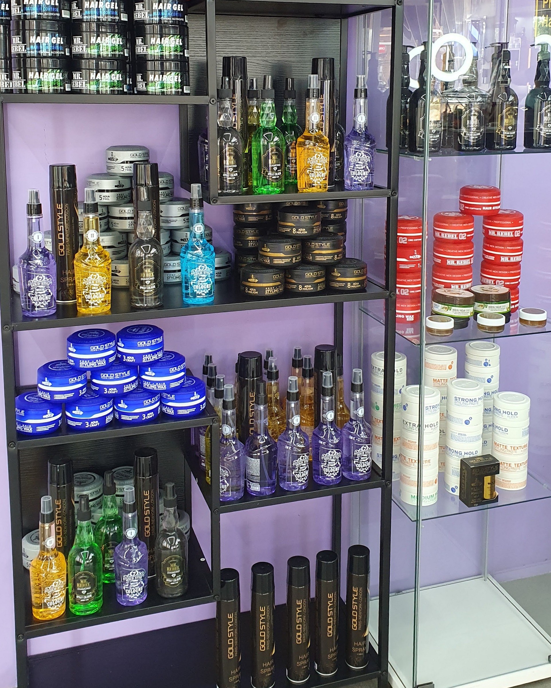 Vitrinekast in de zaak met potten pomade en wax en flesjes baardolie
